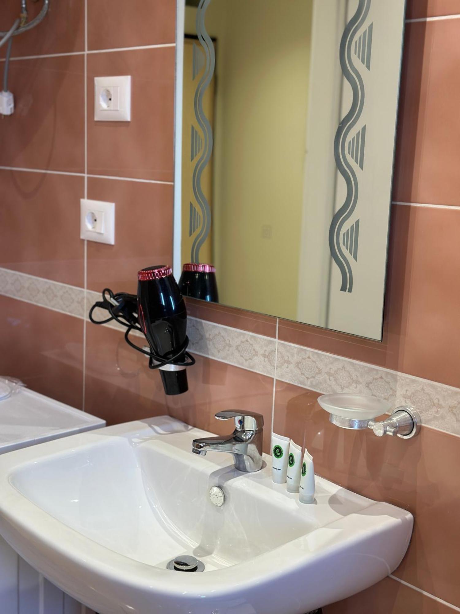 Beachfront Apartment With Balcony Vlora Kültér fotó